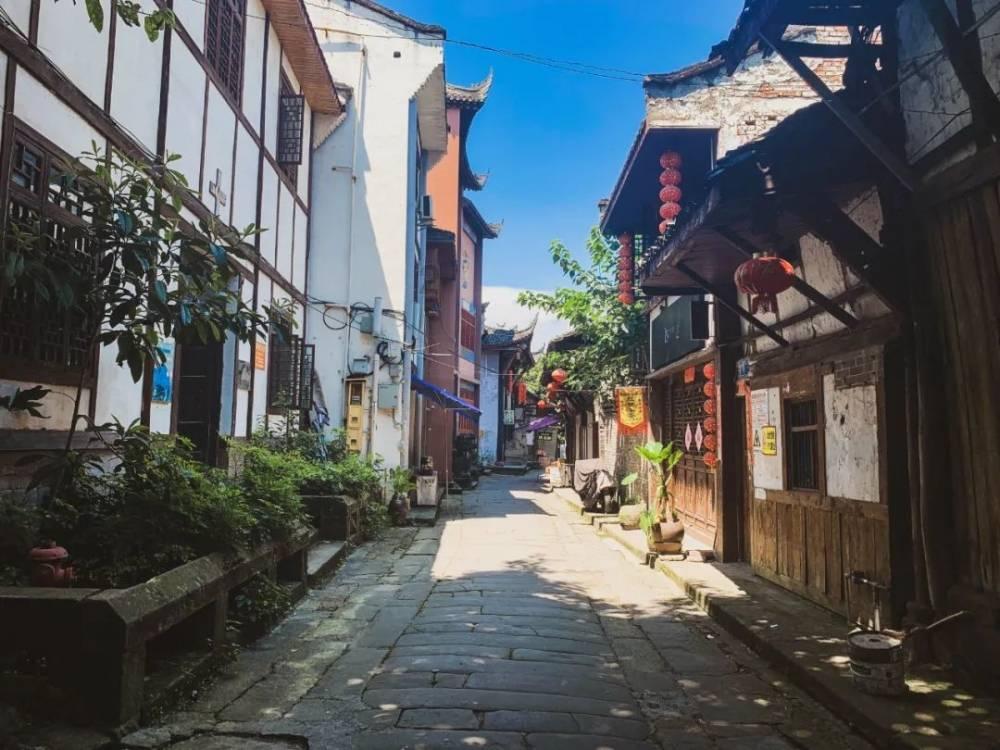 灵笼定档时间曝光!龙骨村疑似地面村落
